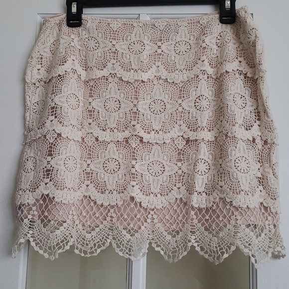 Jennifer Lopez Cream Crochet Lined Scallop Skirt - Picture 2 of 4
